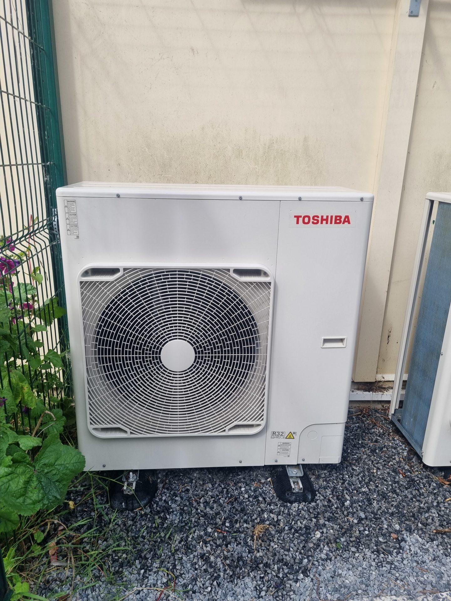 1000100239 Unité extérieure d'une pompe à chaleur Fujitsu Atlantic