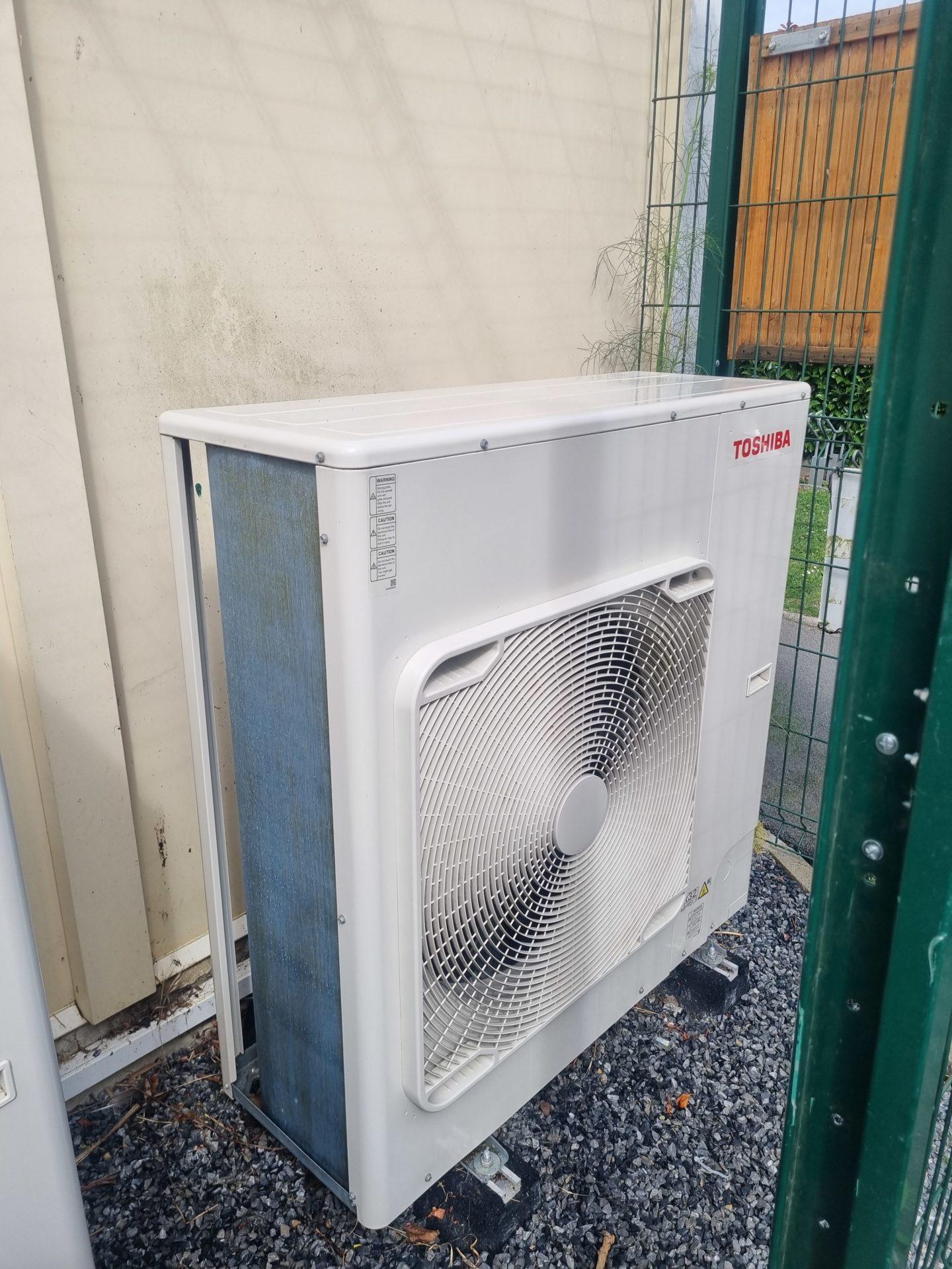 1000100240 Installation d'un adoucisseur regeneration proportionnel monobloc Van Marcke Pro Compact 2 IP et d'une chaudière à condensation gaz Weishaupt WTC-GW/GB avec production d'eau chaude sanitaire intégrée